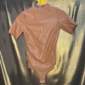 SKIMS Rare NWT “Sienna” Faux Leather Bodysuit – Custom Short Sleeve 🤎🔥✨